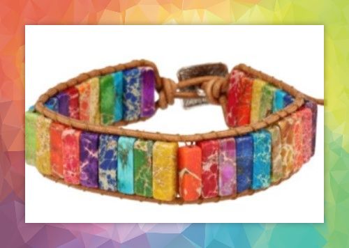 Wikkelarmband met regenboogkleurige stenen en een decoratieve zilveren sluiting.