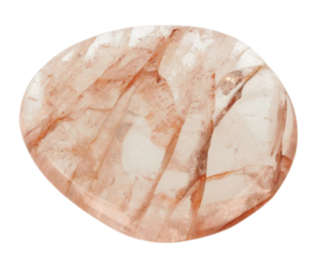 Drie gepolijste, ronde stenen met roodbruine insluitsels, rustend op verweerd hout.