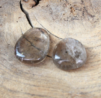 Getrommelde, doorschijnende rookkwarts met iriserende vlekken.