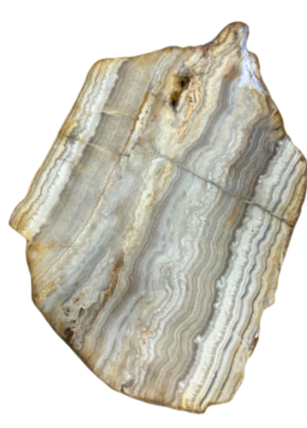 Een plaat gelaagde, gestreepte agaat in tinten wit, grijs en beige.