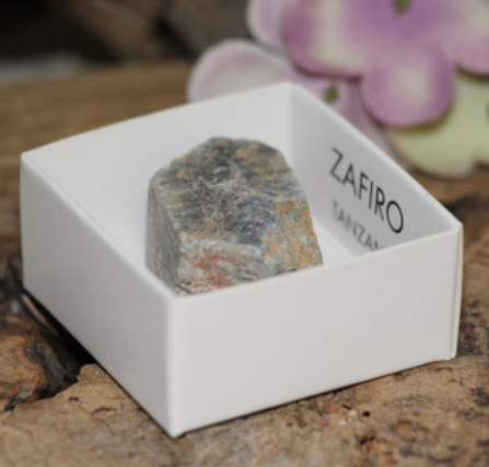 Saffier edelsteen in een wit doosje met het opschrift