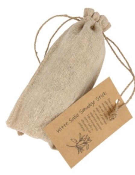 Witte salie smudge stick in een bruin zakje met een bruin label.