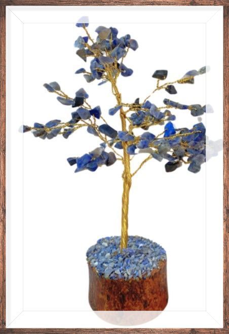 Edelsteenboom met blauwpaarse bladeren op een stam van gouddraad, zittend op een bruine basis met blauwe stenen.