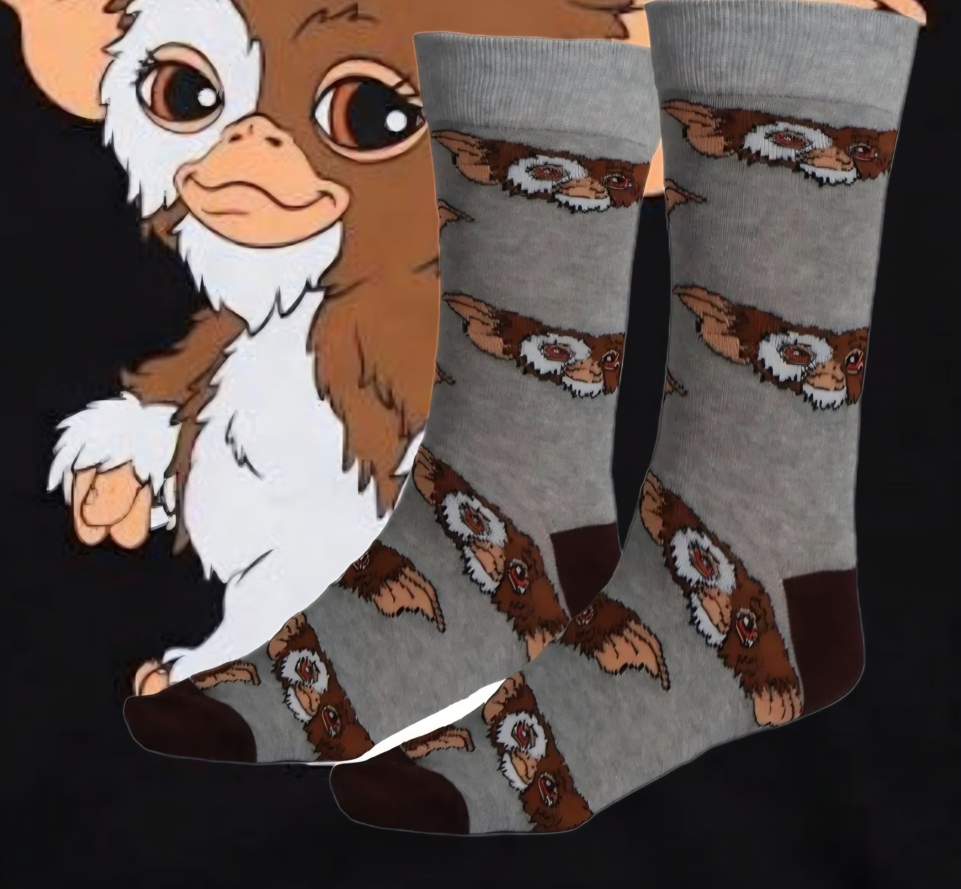 Gremlin-sokken. De sokken zijn grijs met bruine accenten en een herhalend patroon van Gremlin-gezichten.