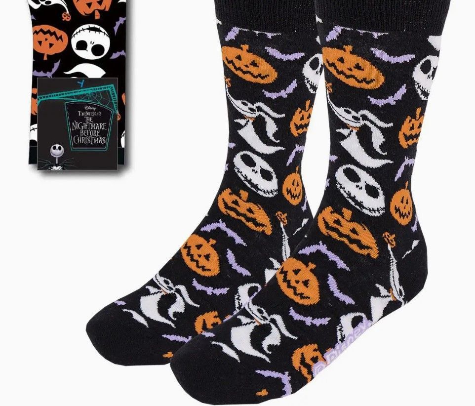 Een paar zwarte sokken met een afbeelding van Nightmare Before Christmas, Jack Skellington, pompoenen en vleermuizen.