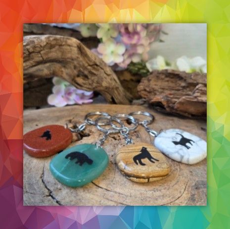 Hanger van groene steen met een berenembleem.