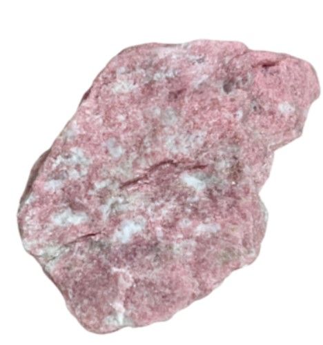 Roze mineraal in een wit doosje op een houten ondergrond, groen op de achtergrond.