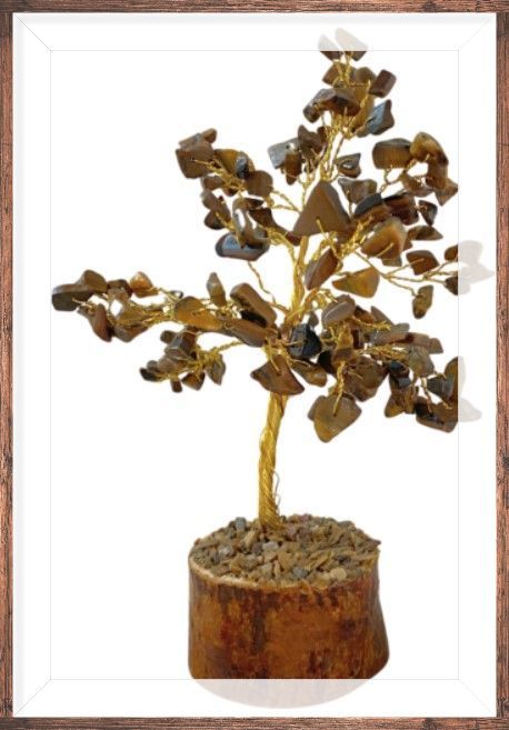 Bruine edelsteenboom in een keramische pot, met roze en witte bloemen erachter.