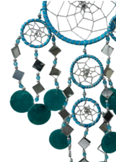 Dromenvanger van blauwgroen en zilver met drie kleine ringen en verschillende hangende blauwgroene schijven.