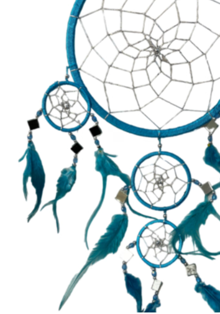 Blauwe dromenvanger met een zwemvliezen in het midden, kleinere ringen en hangende veren.