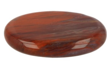 Rode jaspis edelsteen, rond met donkerbruine en lichtbruine aderen.