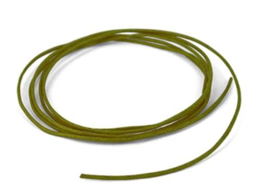 Opgerold olijfgroen snoer op een witte achtergrond.