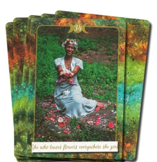 Vrouwen in de buitenlucht met opgeheven armen in het bos, titel