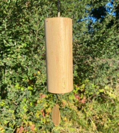 Windgong van bamboe, hangend aan een houten klepel.