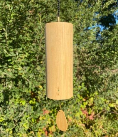 Windgong van bamboe met een klein, houten klepje in de vorm van een blad.