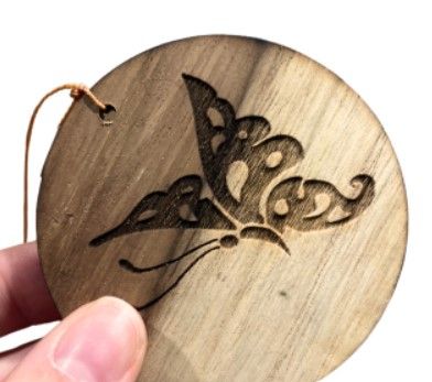 Windgongen zijn zilveren metalen buisjes die aan een donkere, ronde bovenkant hangen met touwtjes.