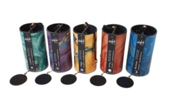 Windgong met een paars en blauw cilindrisch lichaam, zwarte schijf en ophangkoord.