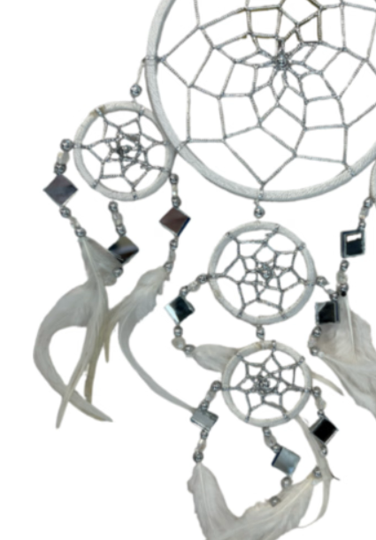 Witte dromenvanger met webdesign, veren en hangende kralen.