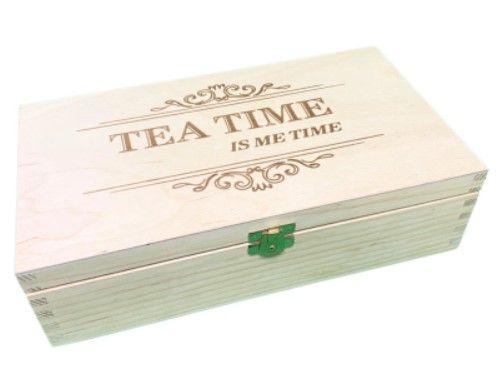 Houten theedoos met diverse theezakjes in verschillende kleuren.