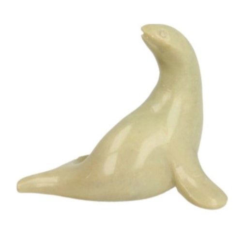 Gesneden, gebroken wit zegelbeeld met een gekanteld hoofd.