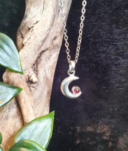 Zilveren Hanger met Granaat - Halve Maan