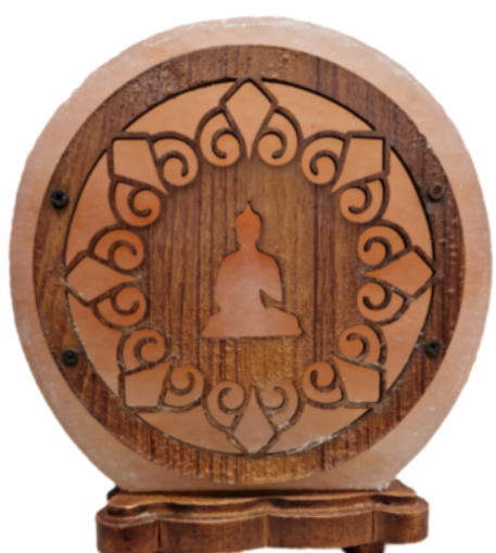 Gloeiende zoutlamp met Boeddha-uitsparing in houten frame.