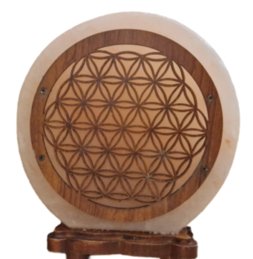 Oranje zoutlamp met zwart Bloem des Levens-patroon en houten voet.