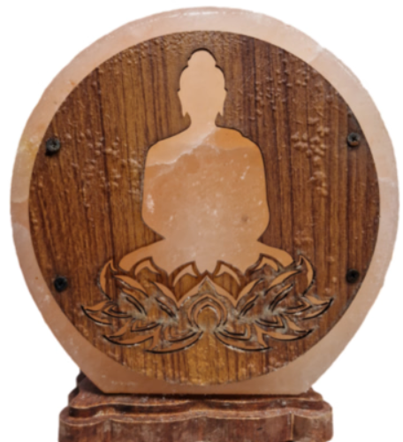 Oranje Boeddha-vormige zoutlamp met houten frame, die warm licht verspreidt op een houten voet.