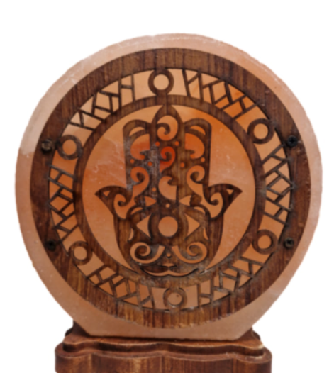 Ronde oranje zoutlamp met een Hamsa-handontwerp, zittend op een houten voet.