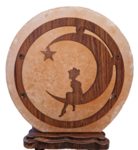 Oranje zoutlamp met het silhouet van een meisje dat op een halve maan zit, met een ster, en een houten frame.