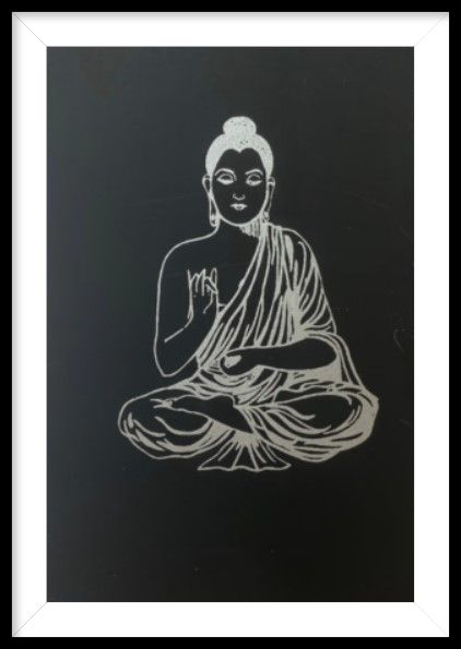 Zwarte doos met witte illustratie van zittende Boeddha.