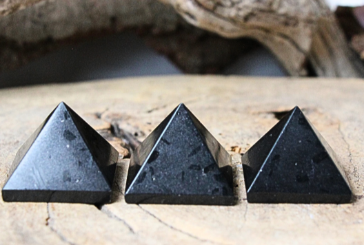 Zwarte Toermalijn Edelsteen Piramide / 2,5 - 3 cm