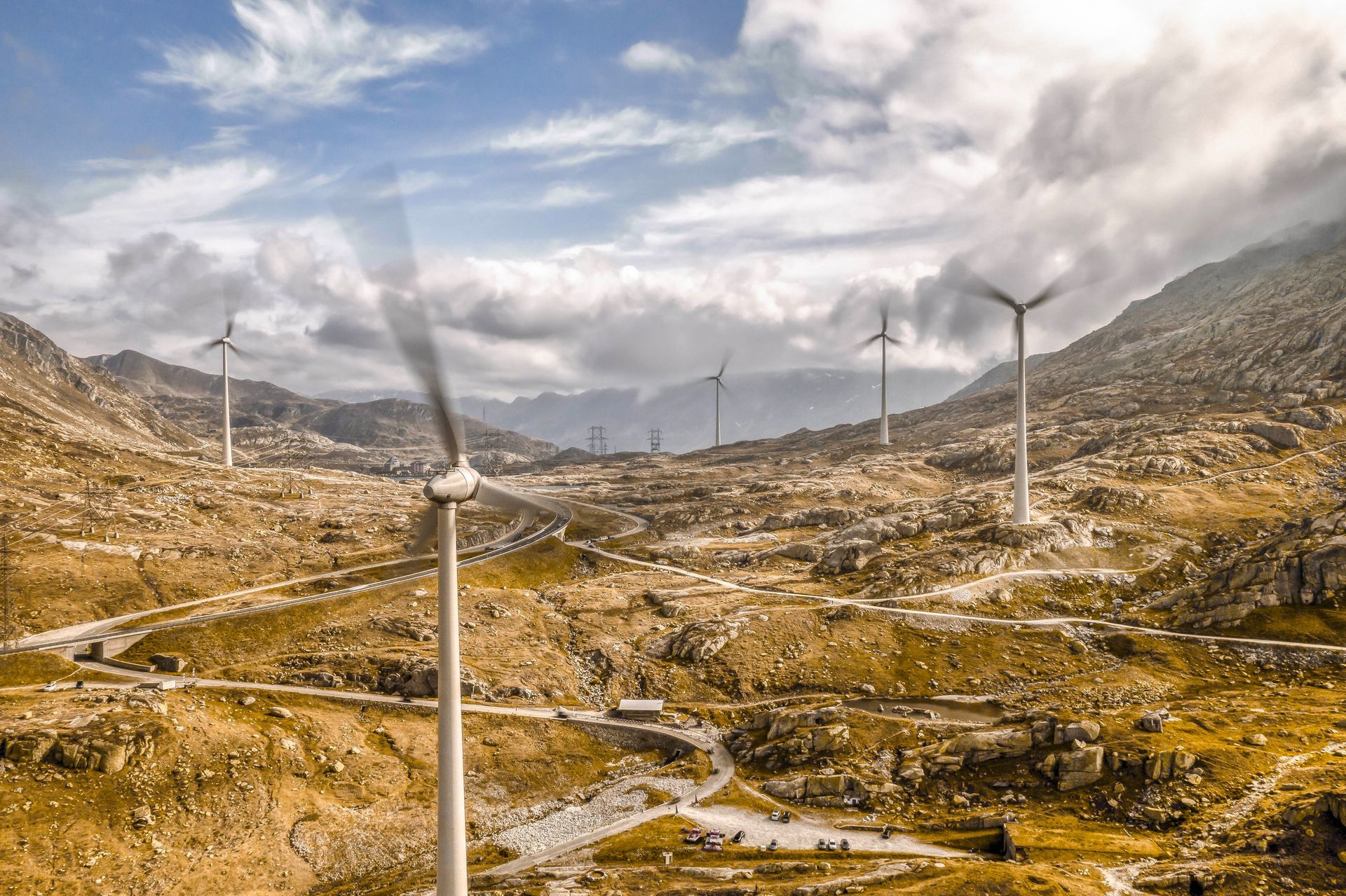 Una veduta aerea di un parco eolico in montagna.