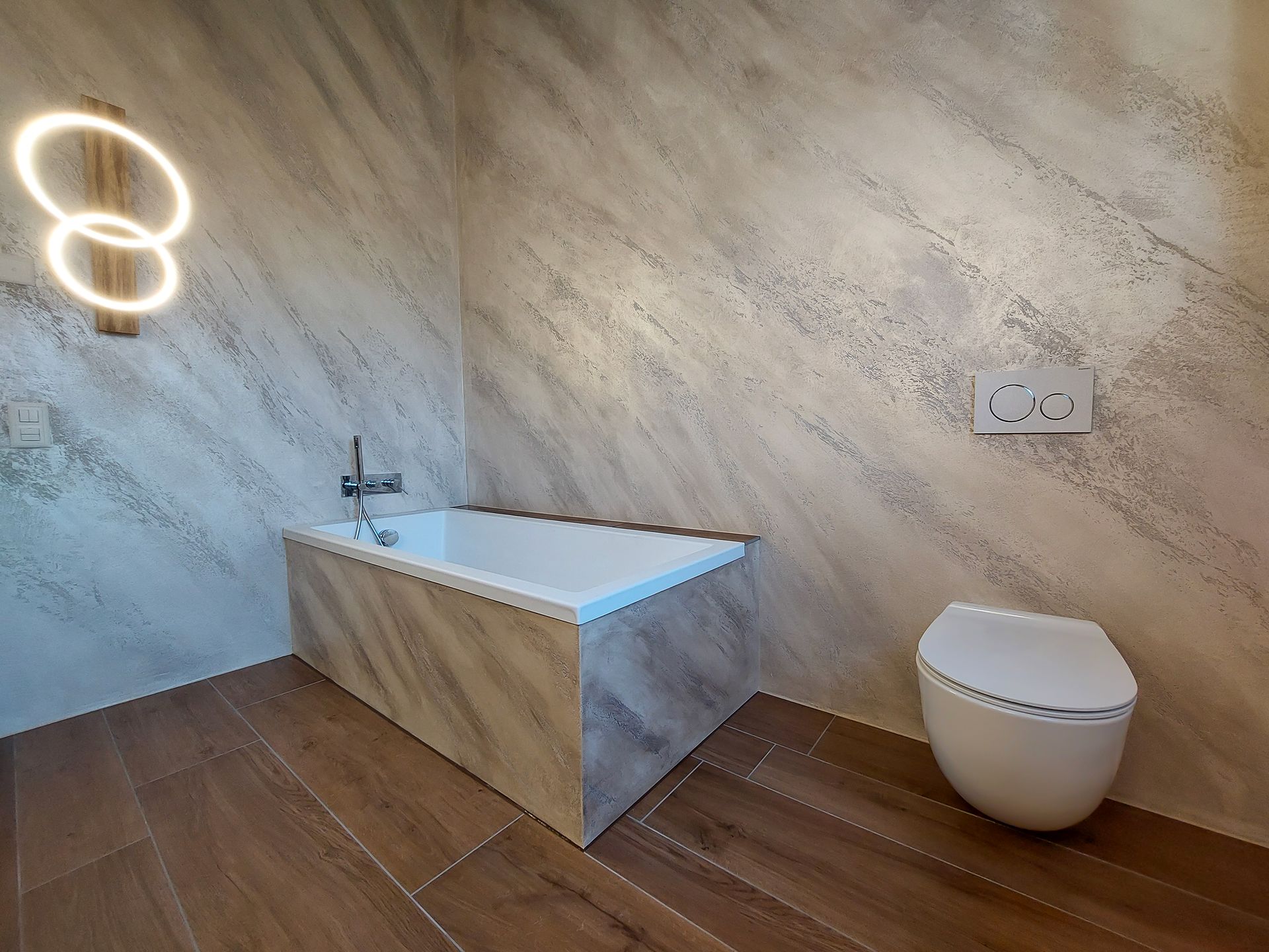 Un bagno con vasca e WC.