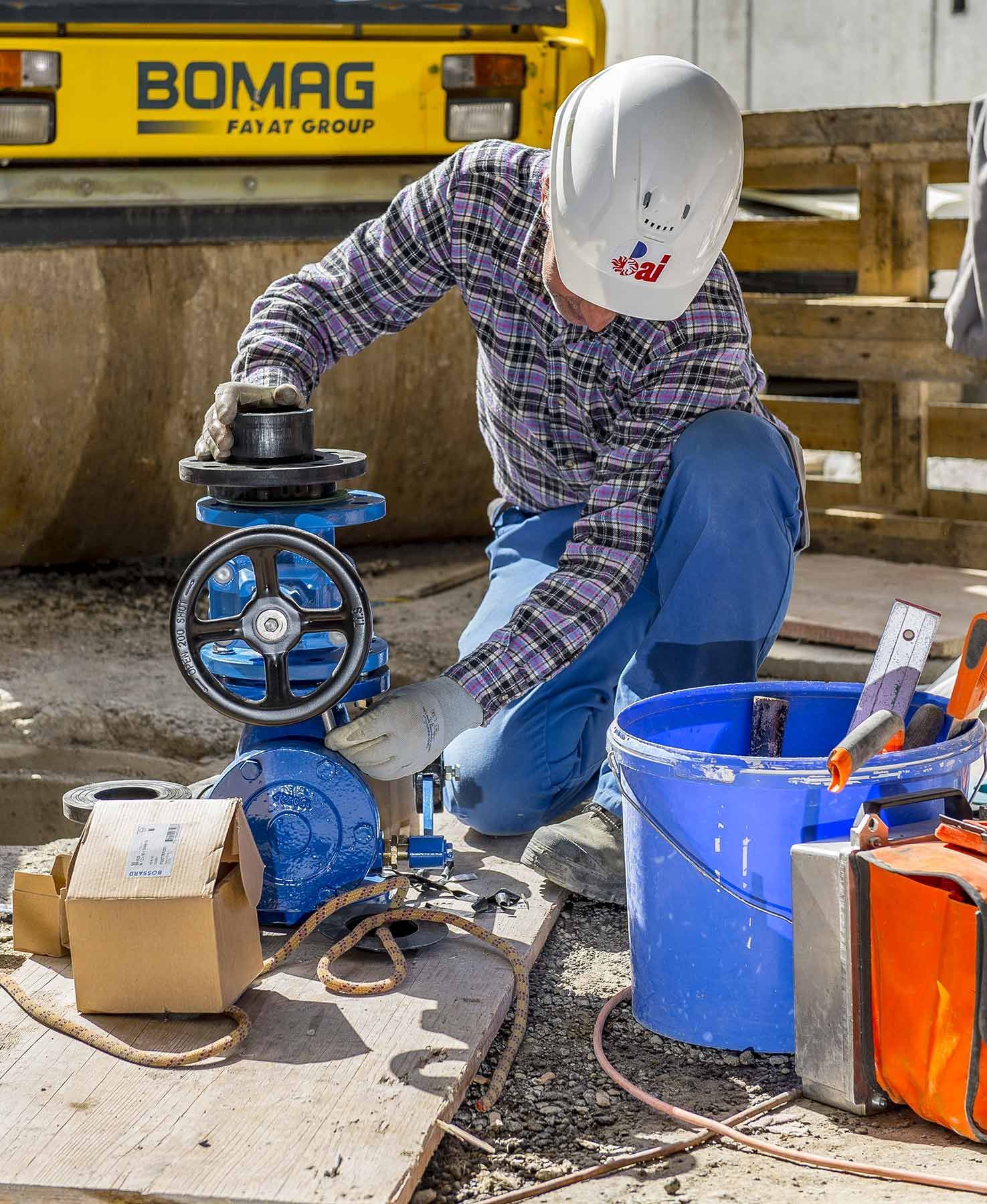 Un uomo sta lavorando su una valvola