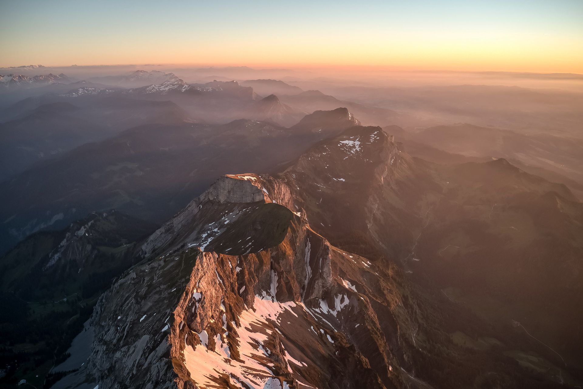 Una veduta aerea di una catena montuosa al tramonto