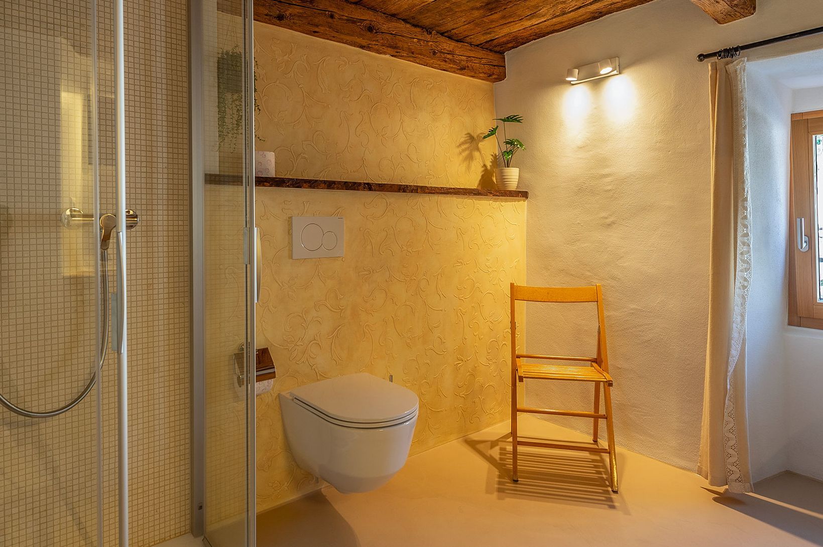 Un bagno con wc e una sedia