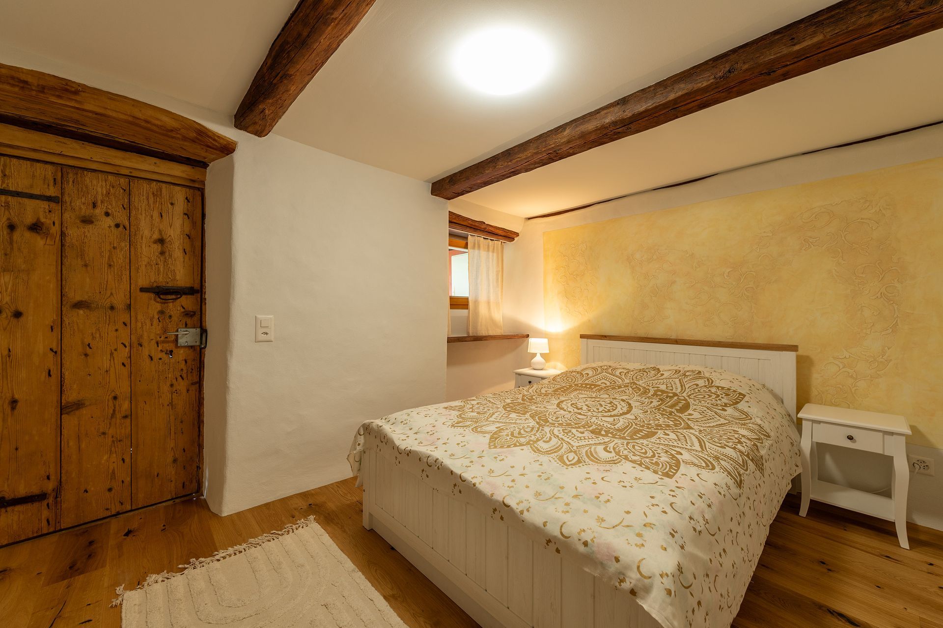 Una camera da letto con letto, comodino e armadio.