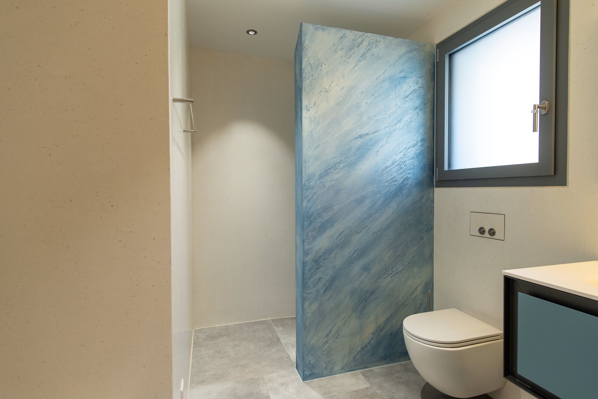 Un bagno con WC e cabina doccia.