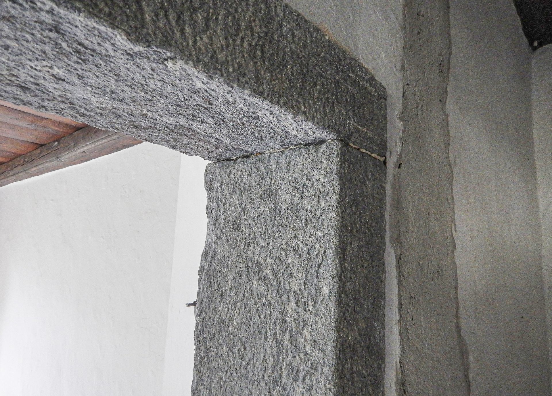 Un primo piano di un arco in pietra in un edificio