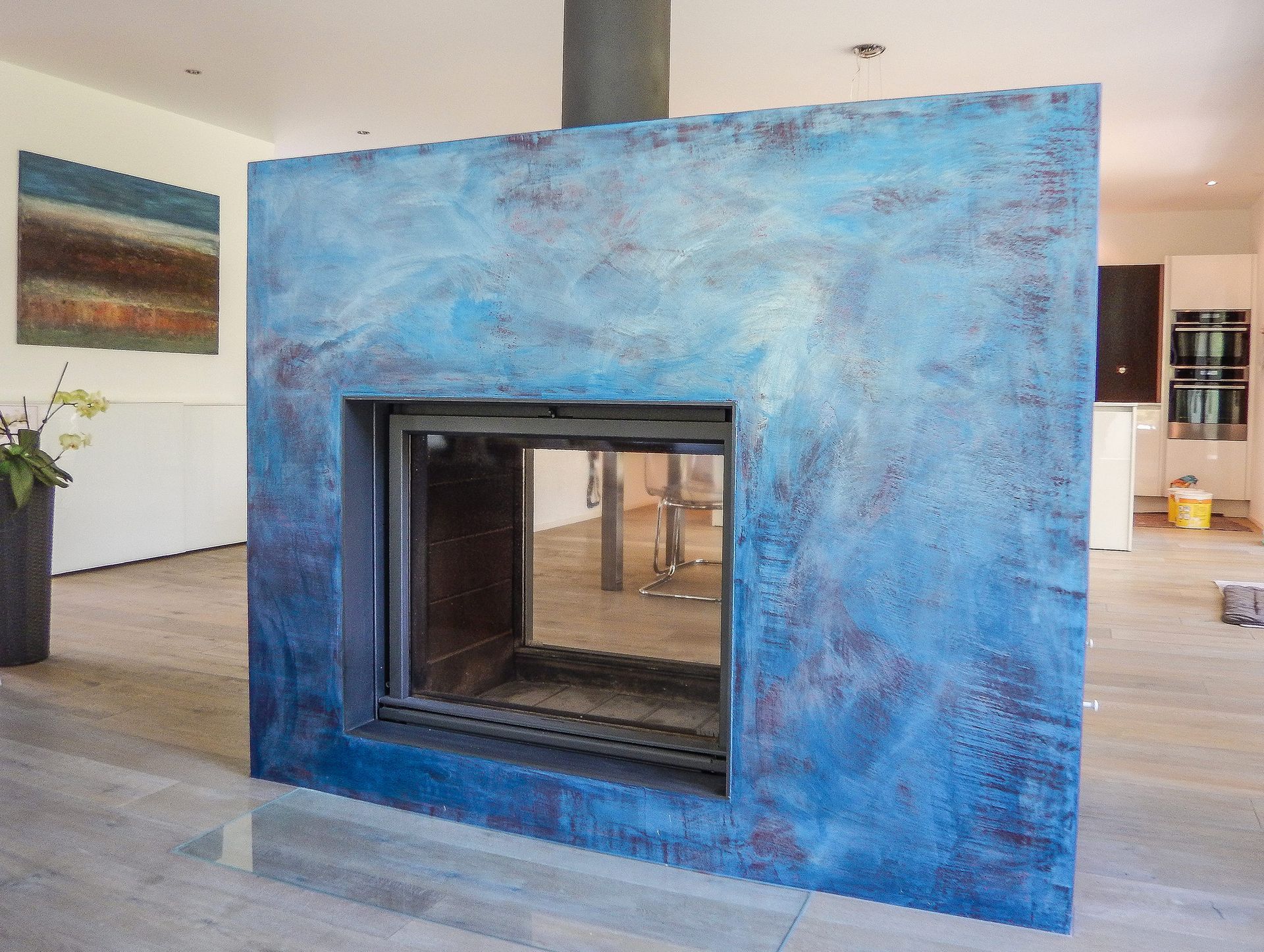 Un muro blu con un camino al centro