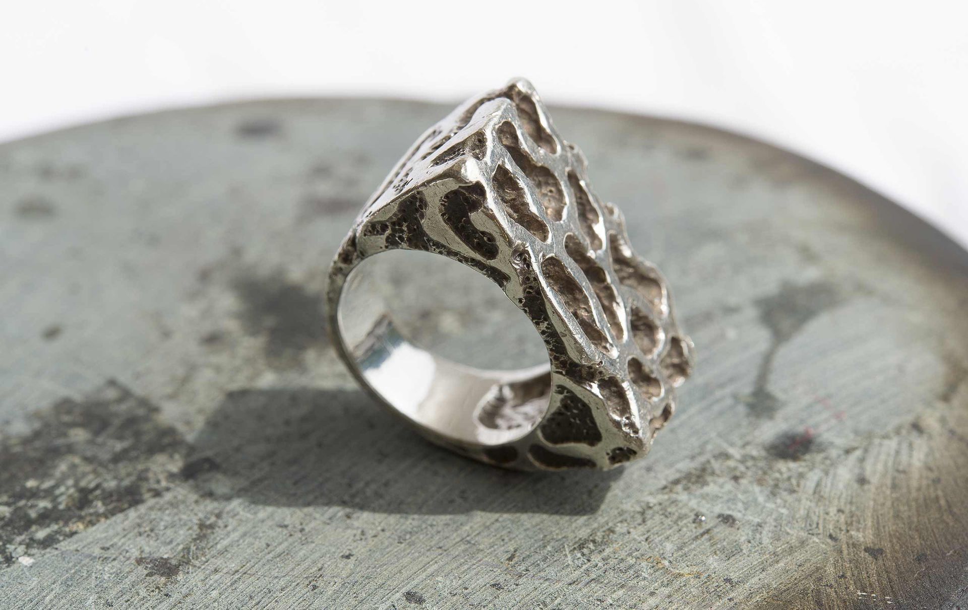 Un anello d'argento è seduto in cima a una roccia.