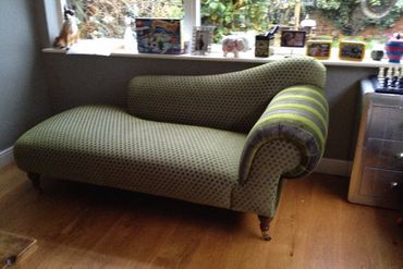 chaise longue in green fabric