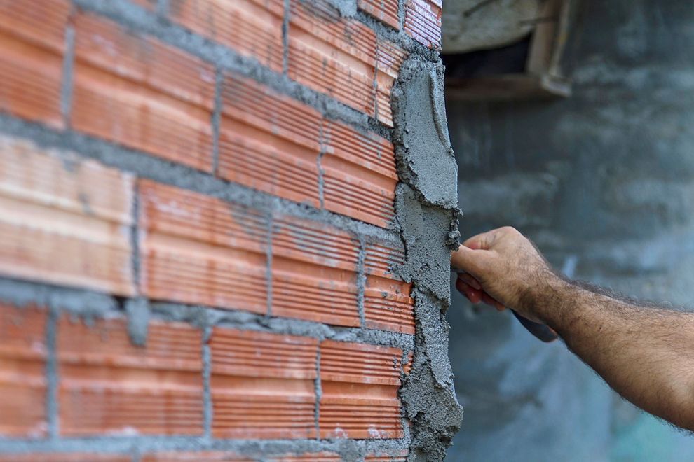 un edificio giallo è coperto di impalcature e un telo bianco