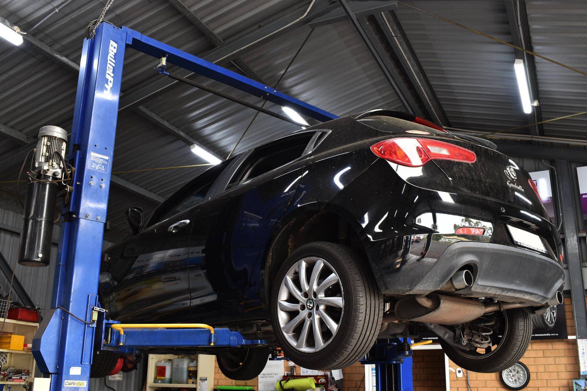 black+car+in+the+repair+shop