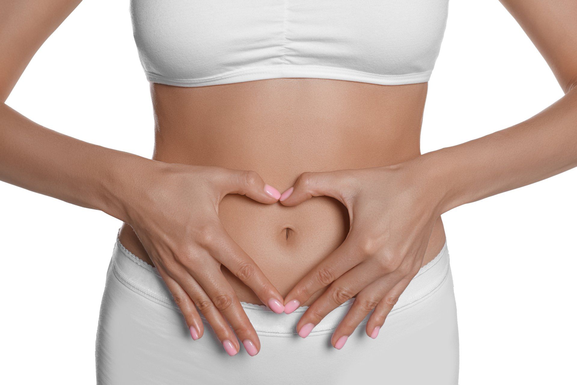 Eine Frau formt mit ihren Händen auf ihrem Bauch ein Herz.