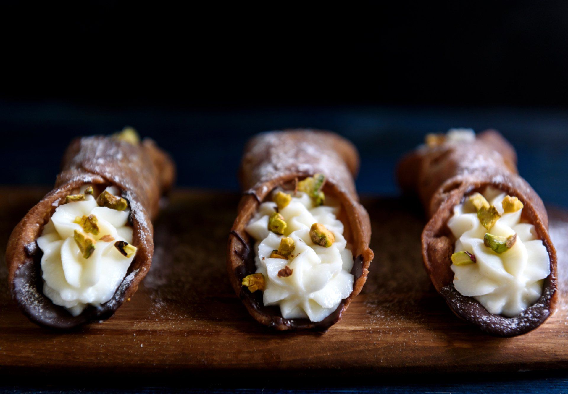 cannoli siciliani farciti con ricotta fresca e pistacchio