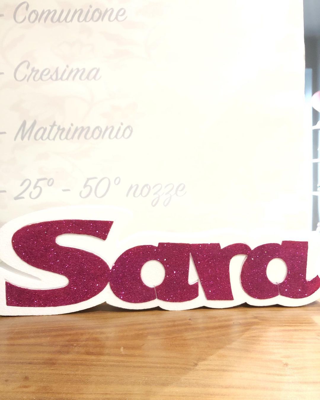 scritta in polistirolo colorata