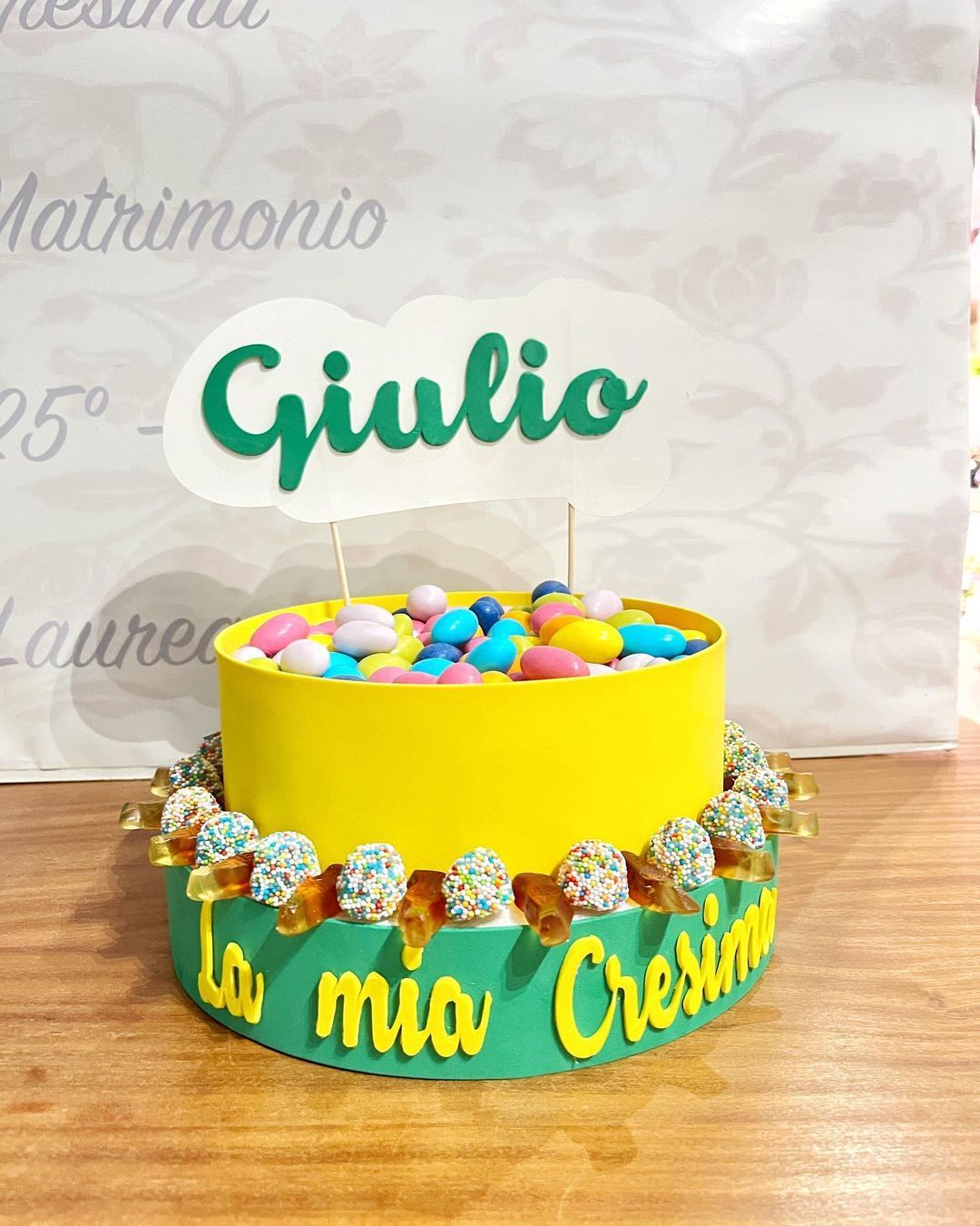 torta di caramelle gialla