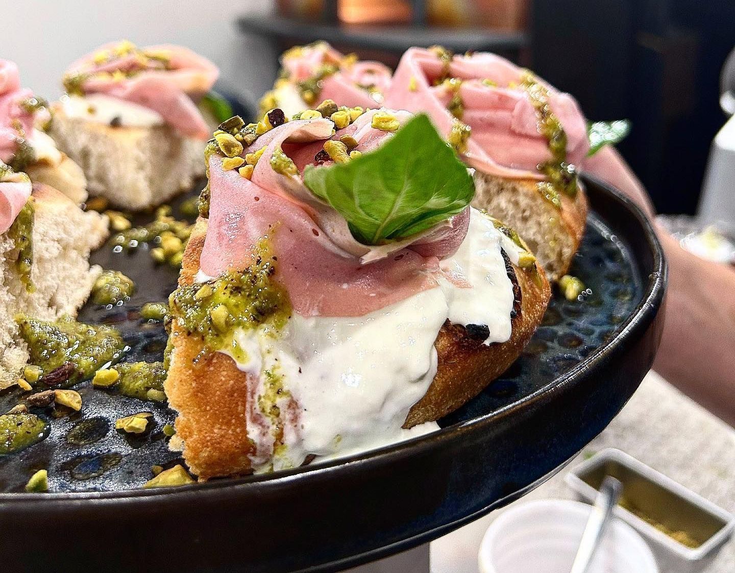 Un primo piano di un piatto di cibo su un tavolo.